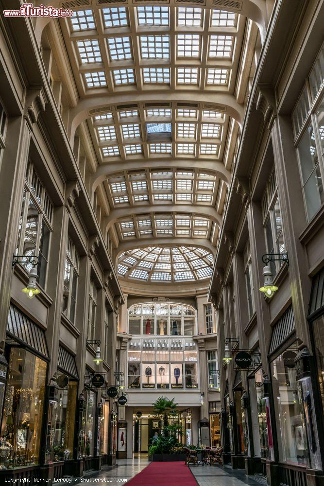 Immagine Negozi e ristoranti del Maedler Passage di Lipsia, Germania: l'elegante interno di uno dei centri commerciali più famosi della città - © Werner Lerooy / Shutterstock.com