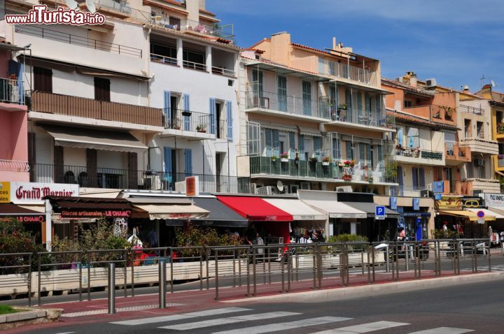 Immagine Negozi e ristoranti sul lungomare di Bandol, Francia. Passeggiare a piedi alla scoperta della città e delle sue bellezze è uno dei modi migliori per conoscerne anche gli angoli più nascosti - © Pack-Shot / Shutterstock.com