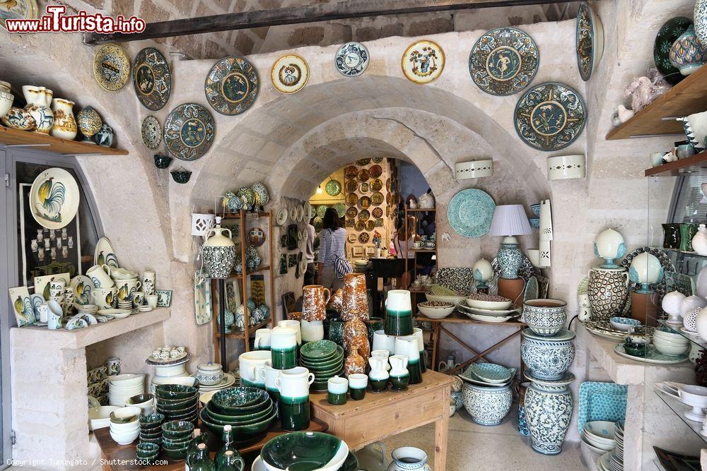 Immagine Negozio di ceramiche a Grottaglie, la città offre una grande tradizione nel campo delle maioliche. - © Tupungato / Shutterstock.com