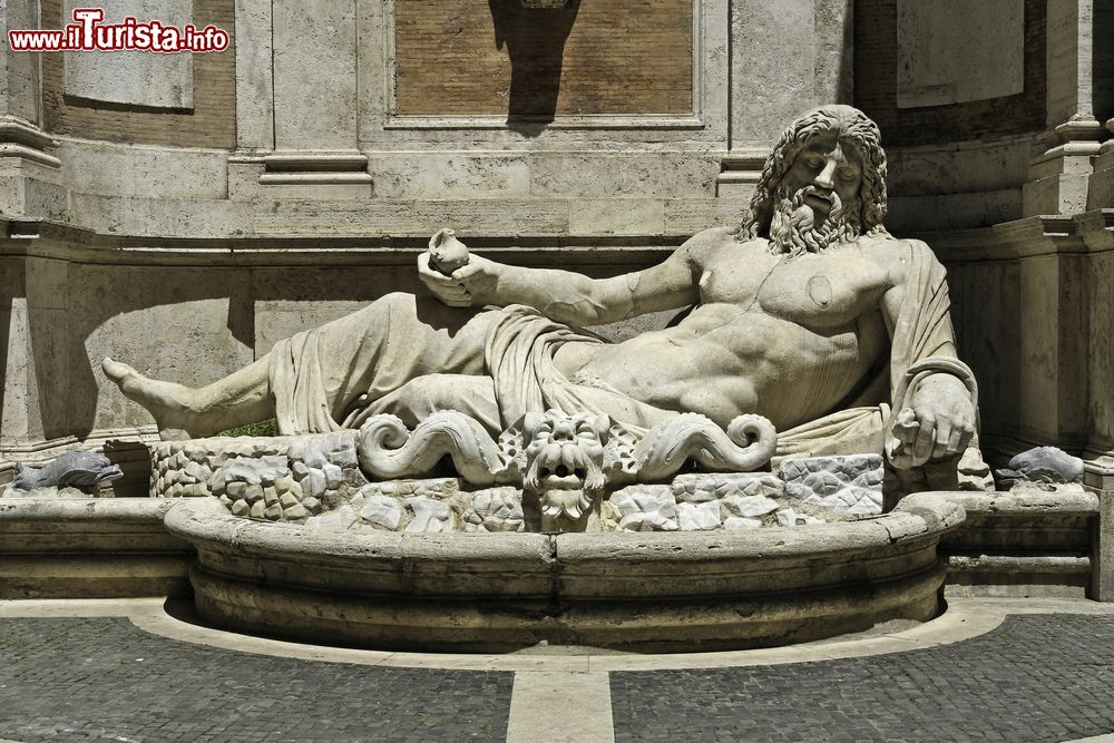 Immagine Nei Musei Capitolini a Roma, la monumentale fontana del Marforio