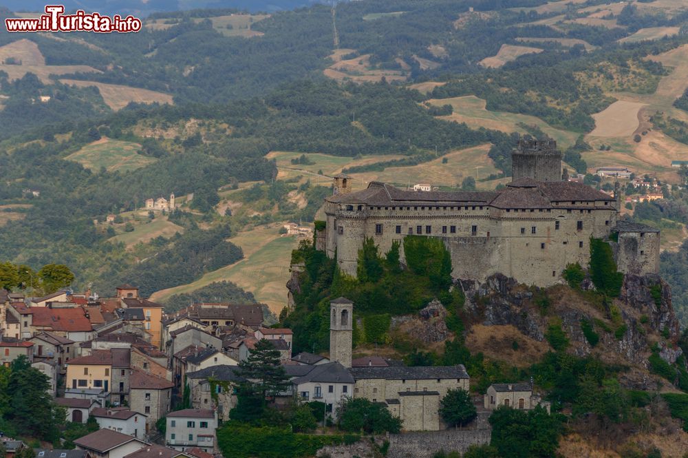 Immagine All'interno del castello di Bardi (provincia di Parma) si possono visitare le sale medievali ma anche il Museo della Civiltà Valligiana e il Museo della Fauna e del Bracconaggio.