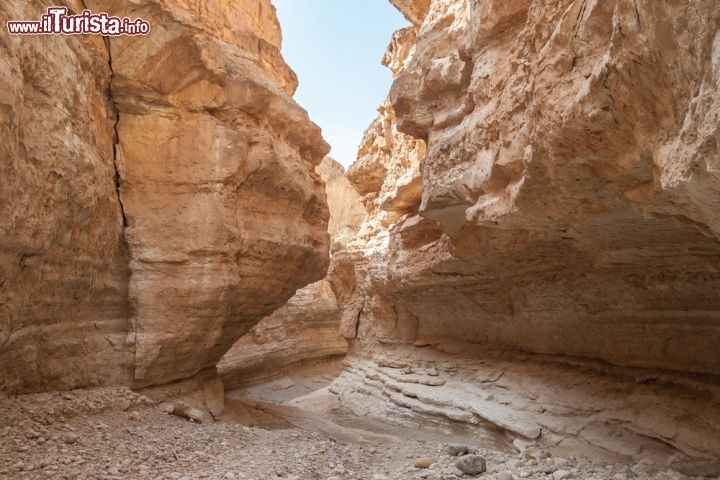 Immagine Camminando sul fondo del canyon di Tamerza, regione di Tozeur in Tunisia - © Sergey Hmelevskih / Shutterstock.com