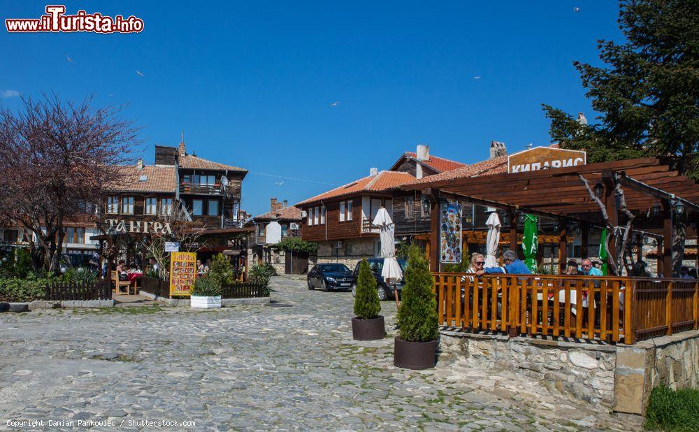 Immagine Nesebăr (Nessebar) è una cittadina della Bulgaria molto amata dai turisti, che la affollano soprattutto nei mesi estivi - © Damian Pankowiec / Shutterstock.com