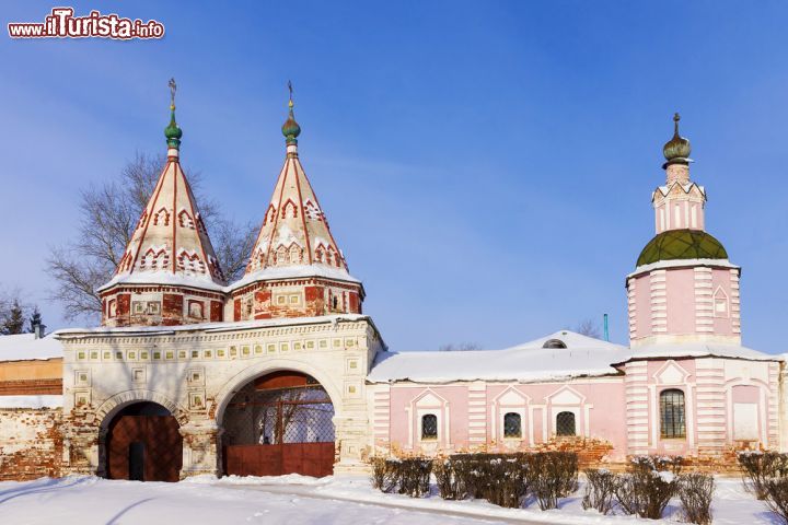 Immagine Neve a Suzdal, Russia  - A circa 220 chilometri da Mosca, sulle acque del ventoso fiume Kamenka, sorge Suzdal, destinazione ideale per chi è alla ricerca della vera Russia tra monasteri e antiche architetture in legno. Su una superficie di poco meno di 9 chilometri quadrati si trovano 5 monasteri, 30 chiese e cappelle e 14 campanili: ad eccezione della città vecchia di Gerusalemme, si tratta della località con più manufatti culturali per metro quadrato rispetto a qualsiasi altra parte del mondo. Qui una bella veduta innnevata di  alcuni edifici di Suzdal © dimbar76 / Shutterstock.com