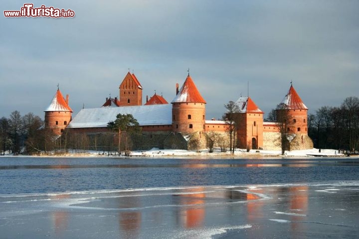 Immagine La neve sul parco nazionale storico di Trakai in Lituania - © kirych / Shutterstock.com