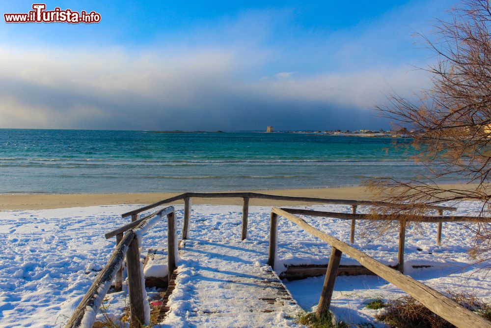 Immagine Neve sulla spiaggia di Porto Cesareo, provincia di Lecce (Puglia).