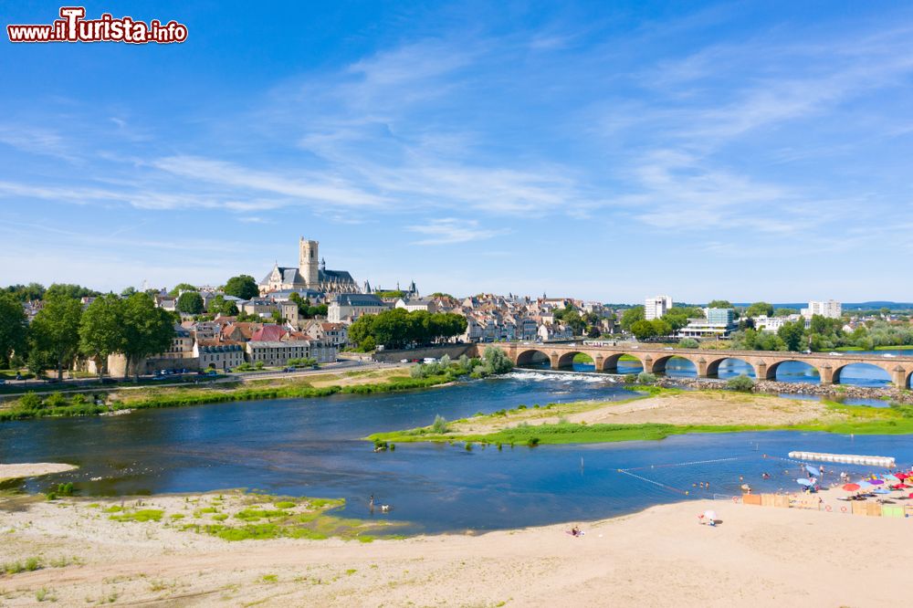 Immagine Nevers e il fiume della Loira fotografati in estate, Francia