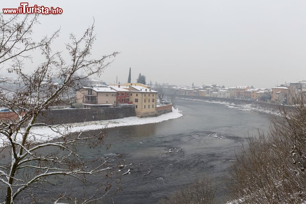 Immagine Nevicata primaverile nella cittadina di Pescantina, Veneto, a causa di una corrente fredda siberiana.