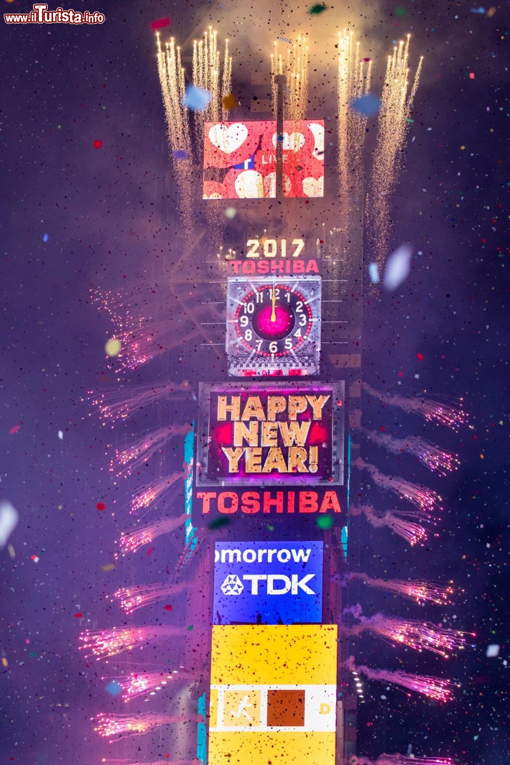 Immagine New York City: lo scoccare della mezzanotte durante il Capodanno a Times Square, dove tutto il mondo osserva lo spettacolo del New Year’s Ball Drop - foto © KC AmyHart