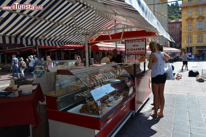 Immagine Una bancarella di specialità gastronomiche in corso Saleya a Nizza, Francia. Se volete gustare la socca, farinata di ceci, potete recarvi nell'area di Cours Saleya dove ne troverete una delle più buone.