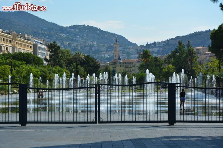 Immagine Promenade du Paillon a Nizza, Francia. Per oltre un chilometro questo nuovo parco urbano della città segue il corso del fiume Paillon che un tempo scorreva a cielo aperto dividendo in due Nizza. A impreziosirlo ci sono alberi, getti d'acqua e aree giochi per i bambini.