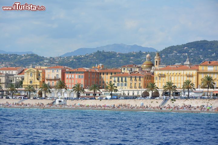 Immagine Nizza fotografata dal mare, Francia. Nissa, in dialetto nizzardo, è una delle città più turistiche affacciate sulla Costa Azzurra nel dipartimento delle Alpi Marittime.