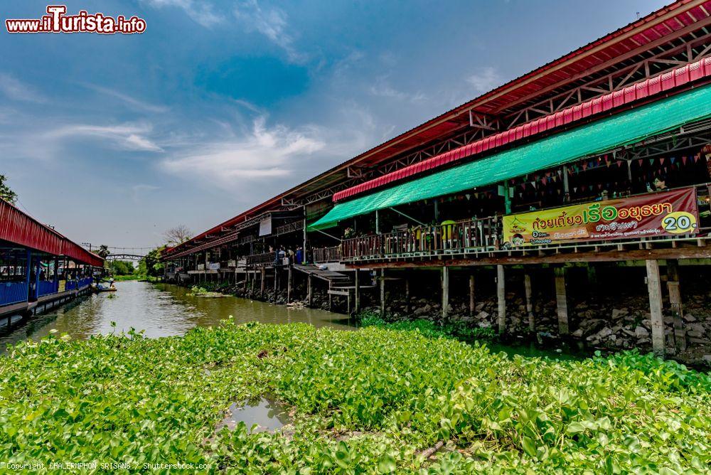 Immagine Nonthaburi, uno dei tradizionali mercati galleggianti della regione. Sono fra le attrazioni turistiche più visitate dai turisti in visita in Thailandia - © CHALERMPHON SRISANG / Shutterstock.com