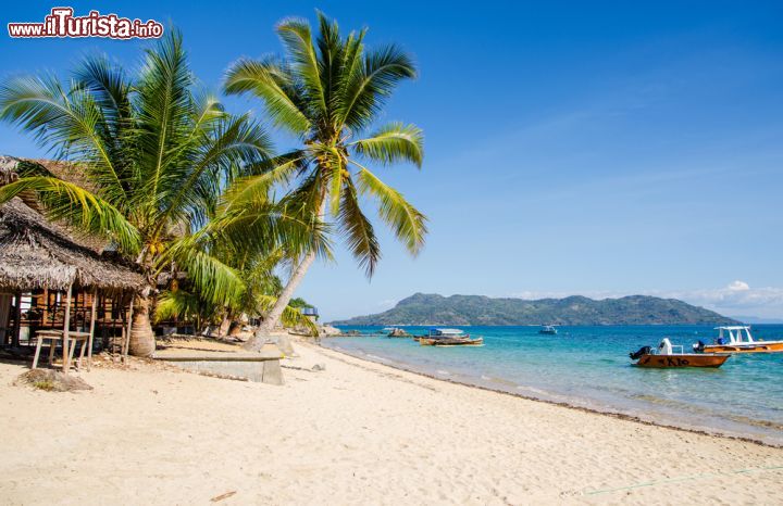 Immagine Per arrivare a Nosy Komba (Madagascar) occorre prendere un'imbarcazione dalla vicina isola di Nosy Be - foto © lenisecalleja.photography / Shutterstock.com