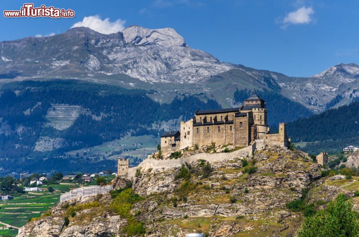 Immagine Sion ha uno sfondo incantevole: è circondata da vigneti, attraversata dal tortuoso corso d'acqua del Rodano e sull'abitato incombono due colline sormontate ciascuna da un castello in rovina illuminato di notte. A contendersi l'attenzione dei turisti, assieme alla più piccola chiesa di Saint Théodule, è la gotica Notre Dame du Glarier, abbellita da una rovusta torre romanica - © Emi Cristea/ Shutterstock.com