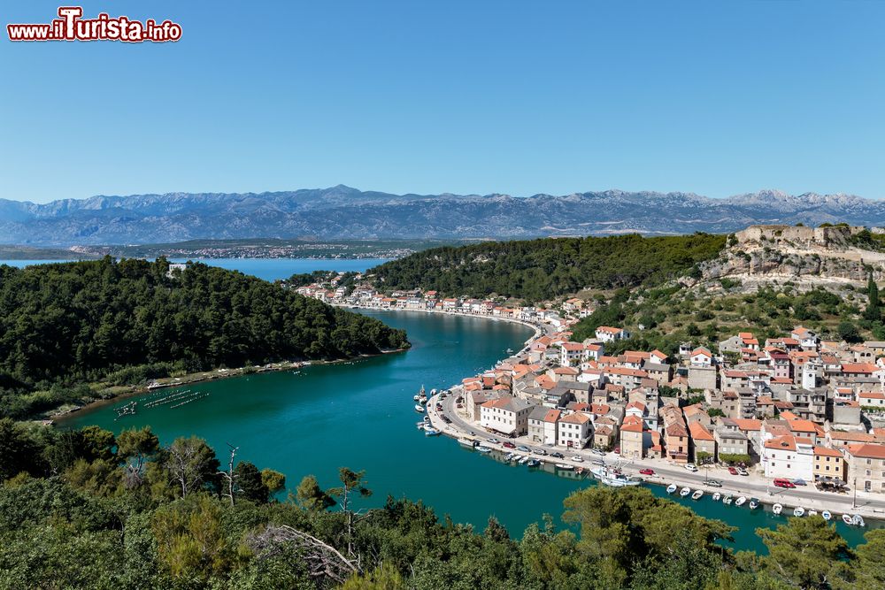 Immagine Novigrad, Croazia: siamo sulla costa meridionale del mare di Novigrad, in un golfo stretto e lungo proteso ai piedi del Velebit.