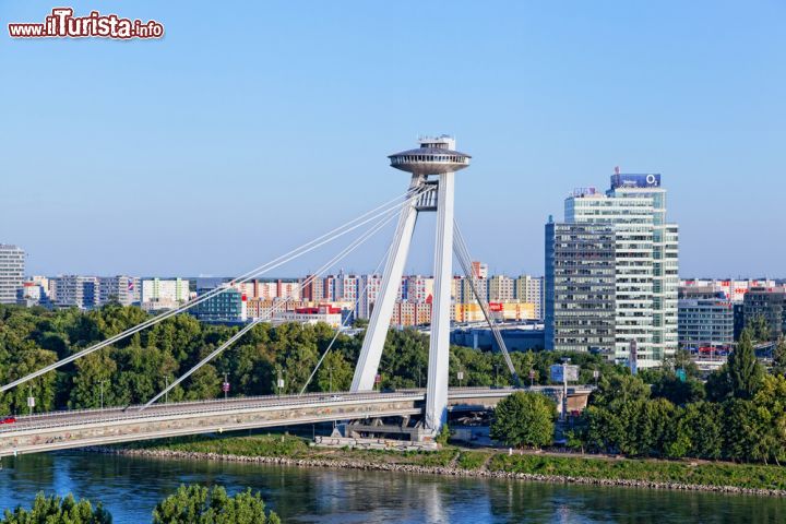 Immagine Il Nový Most è il principale ponte della città di Bratislava. Attraversa il Danubio con un'unica campata senza piloni di sostegno nel letto del fiume - foto © Shchipkova Elena / Shutterstock.com