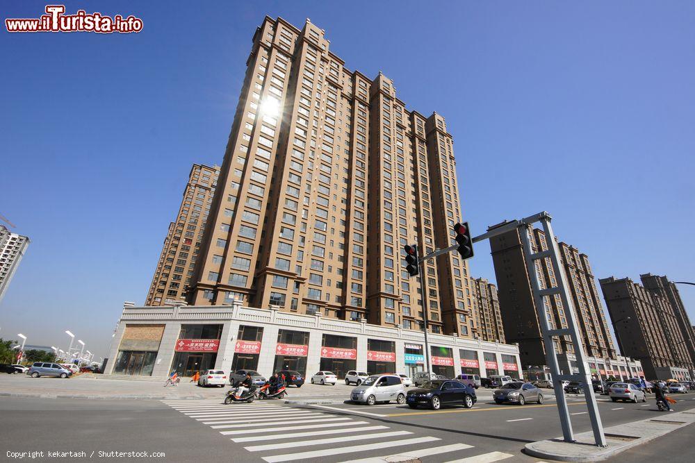 Immagine Nuova area residenziale nella cittadina di Datong, Shanxi, Cina - © kekartash / Shutterstock.com