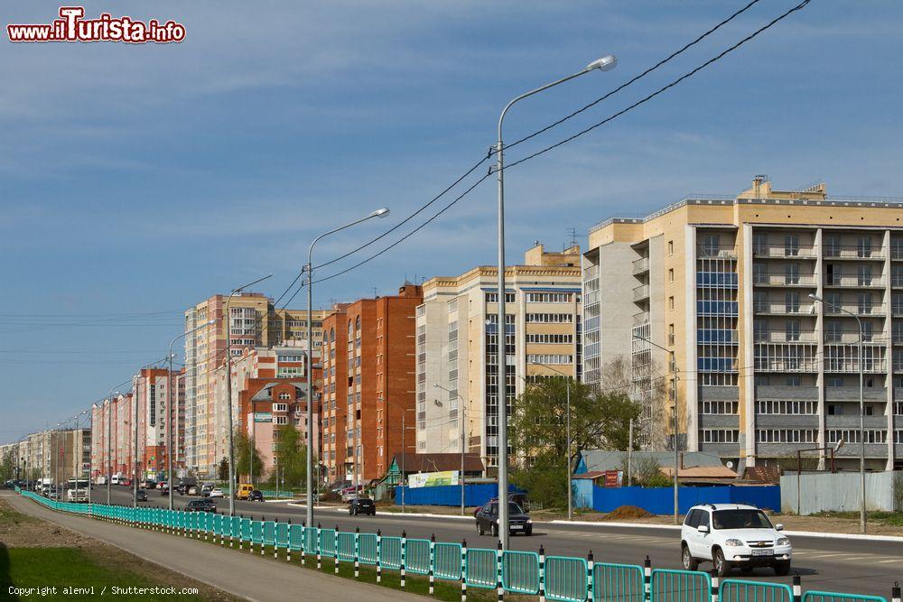 Immagine Nuove aree residenziali della città di Saransk, Russia, con palazzi moderni e grandi viali - © alenvl / Shutterstock.com