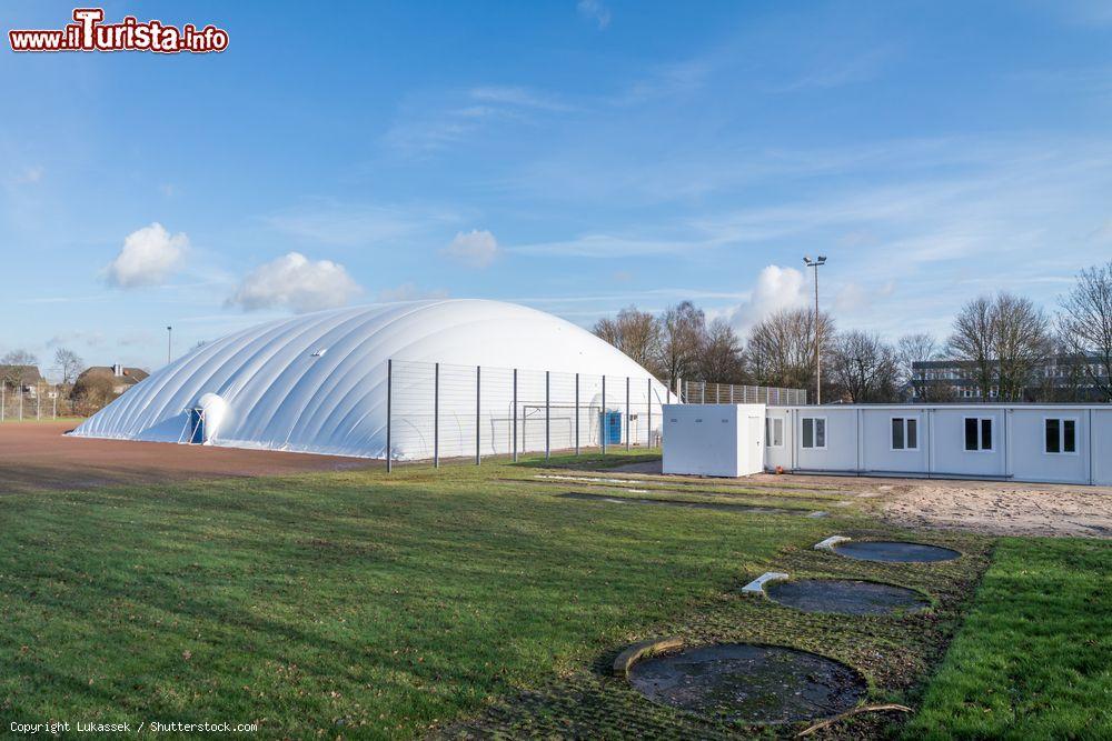 Immagine Il nuovo air dome di Huels, Krefeld, Germania. La costruzione di questo borgo nei pressi di Krefeld accoglie anche i rifugiati  - © Lukassek / Shutterstock.com