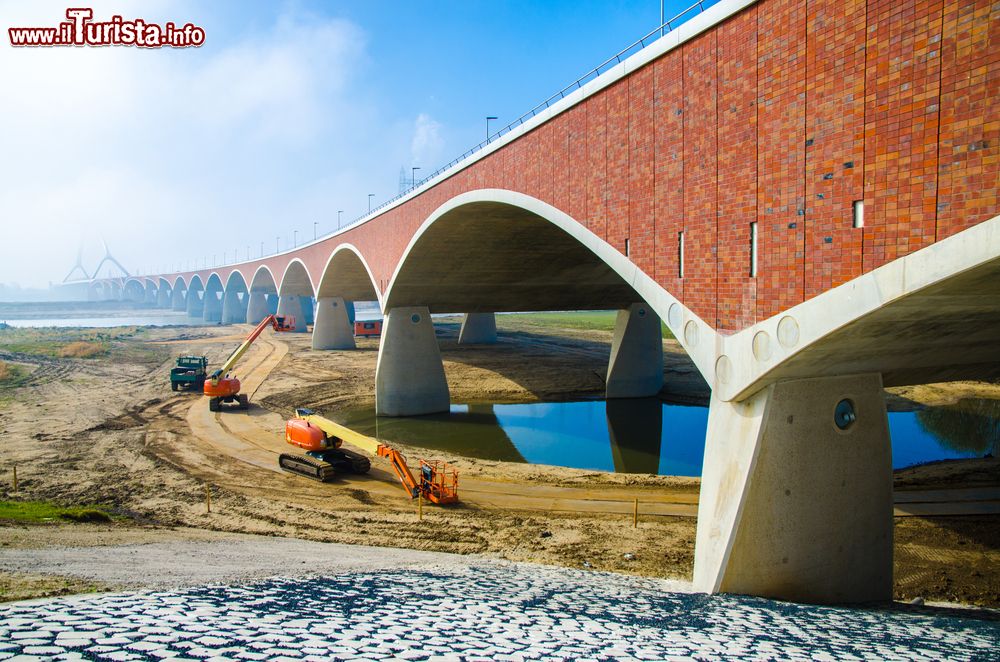 Immagine Nuovo ponte in costruzione nella città di Nijmegen, Olanda.