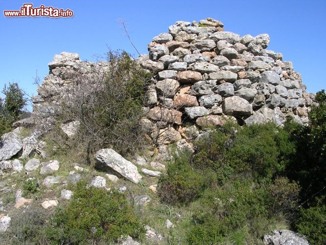 Immagine il nuraghe Pranu vicino a Ulassai in Sardegna  - © Damiano Rossi - CC BY-SA 3.0 - Wikimedia Commons.