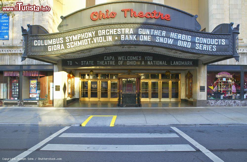 Immagine L'Ohio Theater di Columbus, USA: sul display in facciata si annuncia l'esibizione della Columbus Symphony Orchestra - © Joseph Sohm / Shutterstock.com