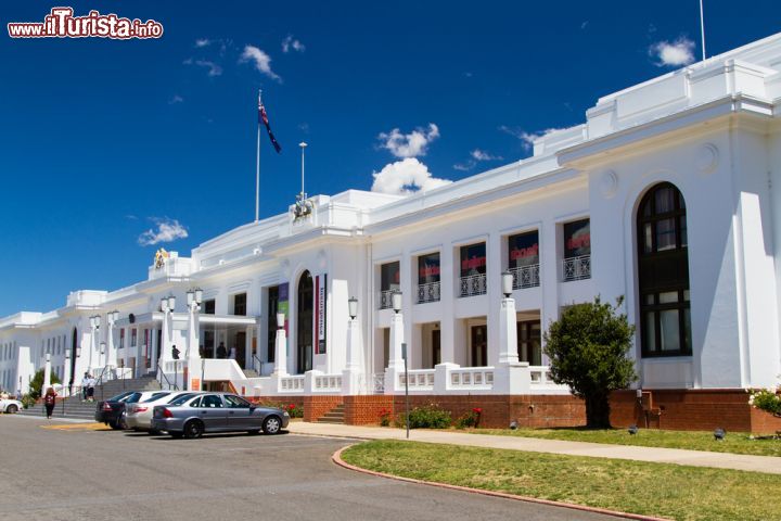 Immagine Old Parliament House, il vecchio parlamento di Canberra, Australia - Quando nel 1927 al posto di Melbourne fu scelta Canberra come capitale dell'Australia, l'edificio che ospitava il parlamento venne definito Old Parliament House. In seguito, nel 1988, la sede mutò ma il luogo ospitante precedente rimane comunque sede di importante testimonianza storica - © Milosz_M / Shutterstock.com