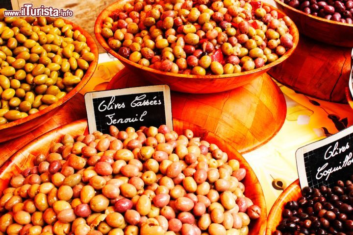 Immagine Olive presso un mercato nel centro storico di Chalon-sur-Saône (Borgogna, Francia) - foto © SidBradypus / Shutterstock.com