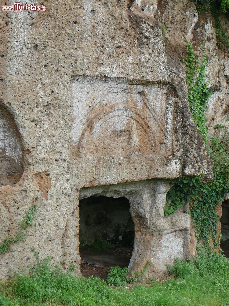 Immagine Tombe etrusche nella necropoli nei dintorni di Sutri, Lazio