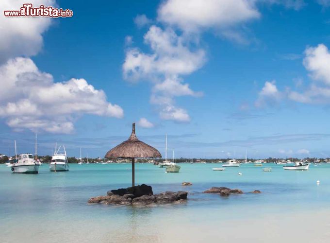 Immagine Ombrellone e barche alla rada di Grand Baie, isola di Mauritius - Mare pittoresco e paesaggi da incanto per questa località dell'isola di Mauritius situata sulla costa nord occidentale © Arisha Singh / Shutterstock.com