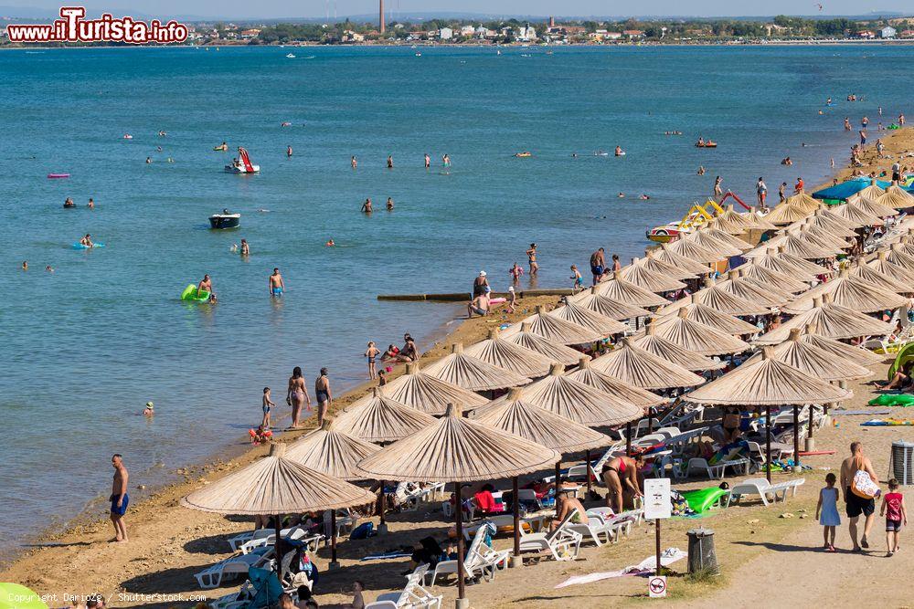 Immagine Ombrelloni e sdrai a Queens Beach, Nin, Croazia. E' una delle destinazioni turistiche preferite dai croati e dagli stranieri - © DarioZg / Shutterstock.com