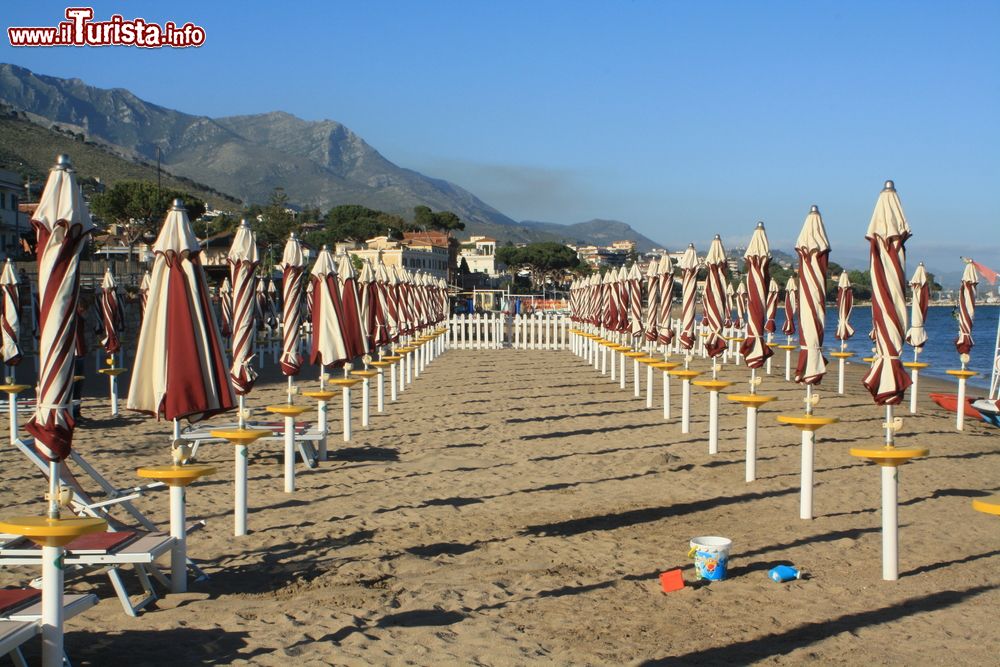 Immagine Ombrelloni sula spiaggia di Vindicio a Formia, Lazio. Qua il mare è limpido e la veduta su Ischia spettacolare.