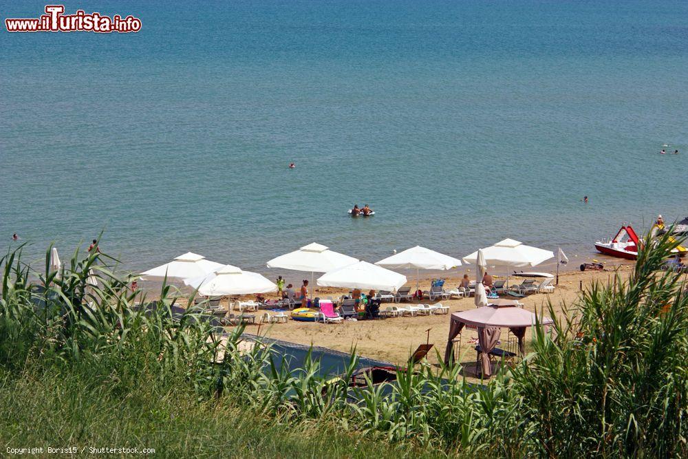 Immagine Ombrelloni sulla spiaggia di sabbia di Nin, Croazia. Nota come Spiaggia delle Regine, è fra le più frequentate dai turisti e dai locali - © Boris15 / Shutterstock.com