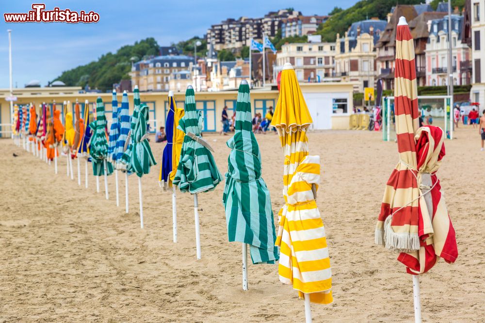 Immagine Gli ombrelloni di uno stabilimento balneare sulla spiaggia di Trouville-sur-Mer, in Normandia.