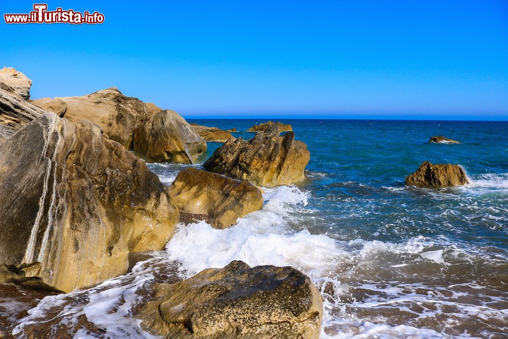 Immagine Onde del Mediterraneo s'infrangono sulla costa rocciosa nei pressi di Pissouri, isola di Cipro.