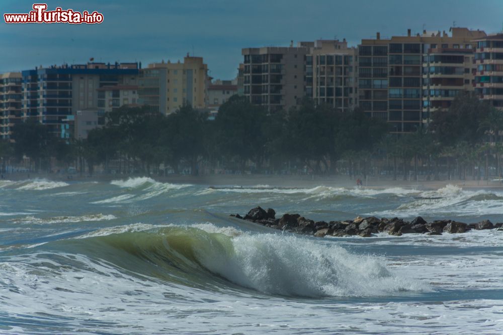 Immagine Onde in una giornata ventosa sulla spiaggia di Benicassim, Spagna. Sullo sfondo, appartamenti di edilizia residenziale.