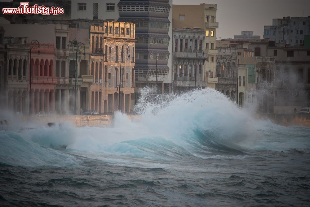 Immagine Le onde si infrangono sul Malecòn dell'Avana in una giornata con il mare agitato. È un'immagine molto comune della capitale cubana.