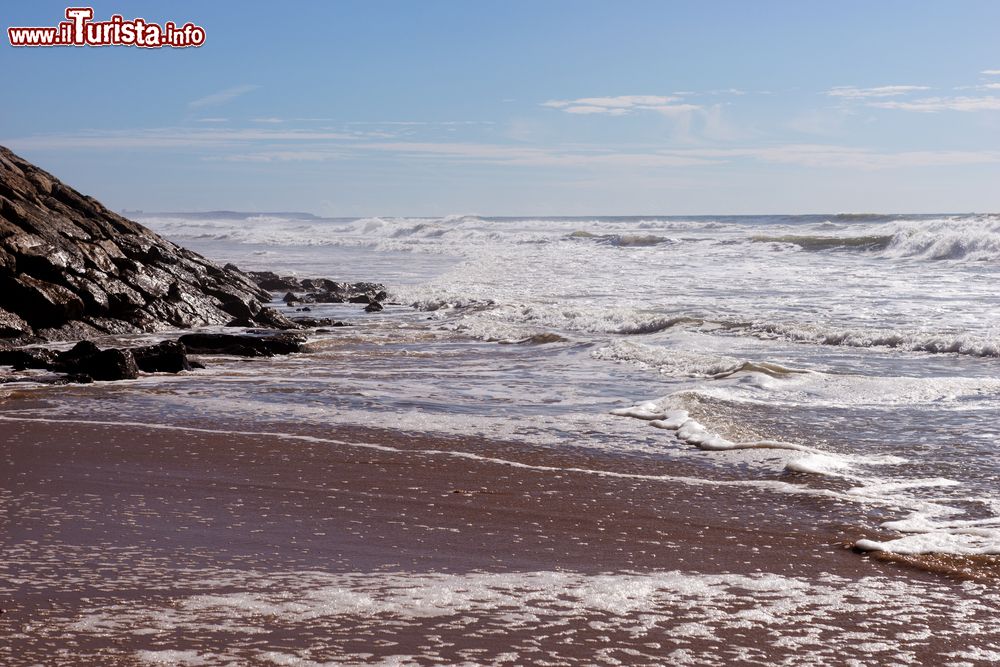 Immagine Onde sulla spiaggia di Areia Branca a Lourinha, Portogallo. Questa località sulla costa ovest del Portogallo è abitata da tempi immemorabili.