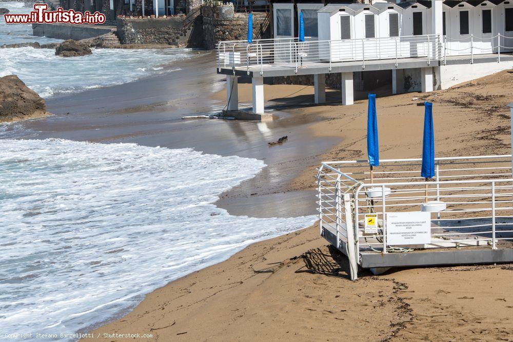 Immagine Onde sulla spiaggia di Quercetano a Castiglioncello, Livorno (Toscana) - © Stefano Barzellotti / Shutterstock.com