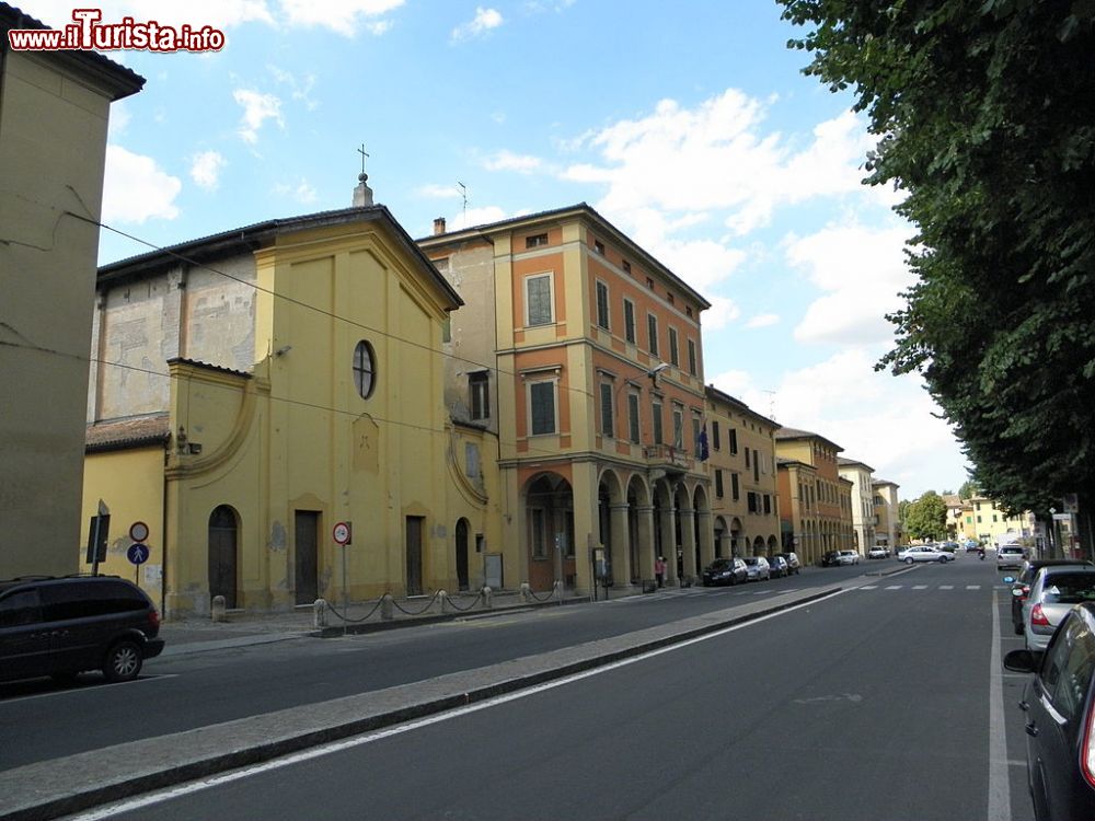 Immagine L'Oratorio della Natività e il Palazzo Municipale nel centro storico di Minerbio, in Emilia - © Threecharlie - CC BY-SA 3.0, Wikipedia