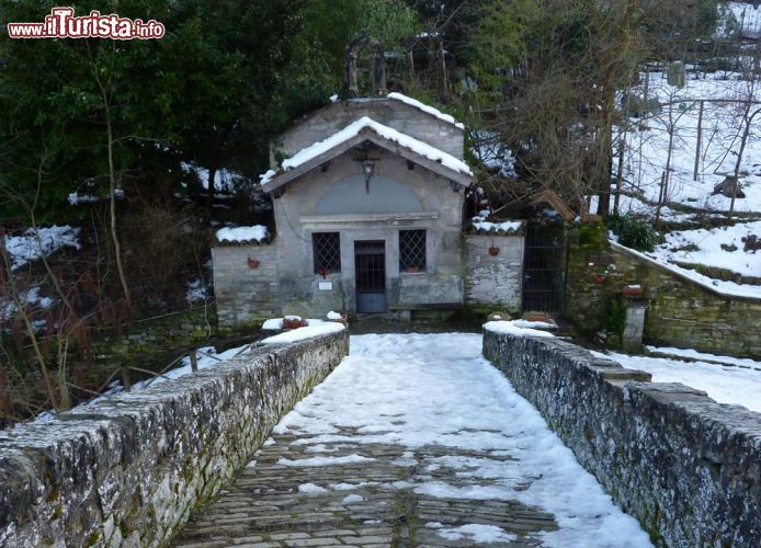 Immagine L'Oratorio della Visitazione a Portico di Romagna, nella valle del fiume Montone - © Zitumassin - CC BY 3.0 - Wikimedia Commons.