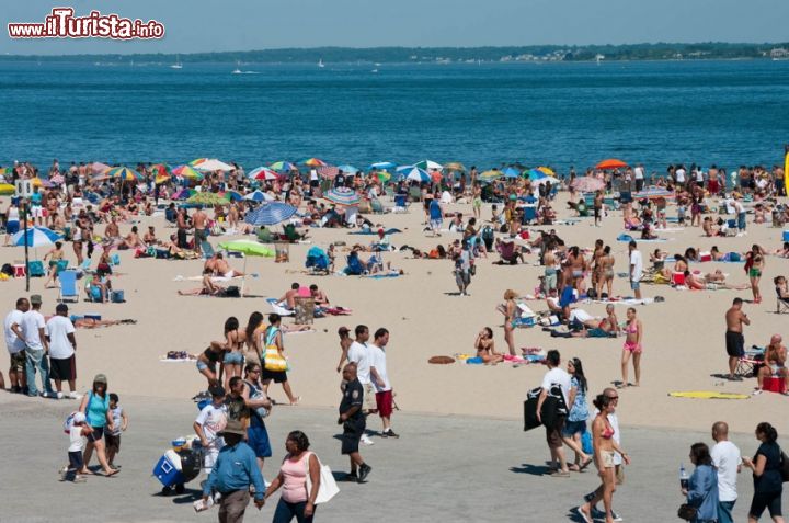 Immagine Orchard Beach nel Bronx a New York, Stati Uniti. Questa lunga curva di sabbia è il posto ideale per le famiglie per via della mancanza di onde di grandi dimensioni. E' la spiaggia più popolare del Bronx e la si raggiunge in pochi minuti da Manhattan. E' celebre anche per la presenza di granchi