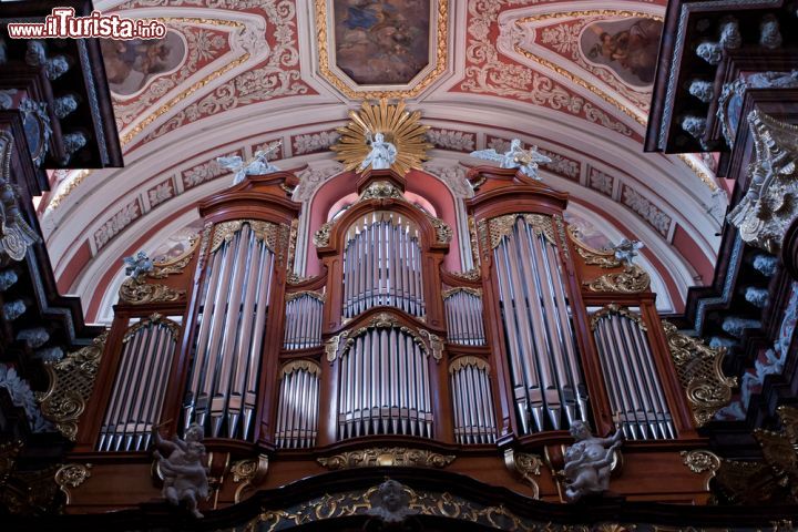 Immagine Organo della chiesa di San Stanislao a Poznan, Polonia - E' opera del maestro ottocentesco Fryderyk Ladegast il sontuoso organo ospitato nella parrocchiale di San Stanislao, una delle più belle chiese barocche della città costruita dai gesuiti nel XVII° secolo © Mariusz S. Jurgielewicz / Shutterstock.com