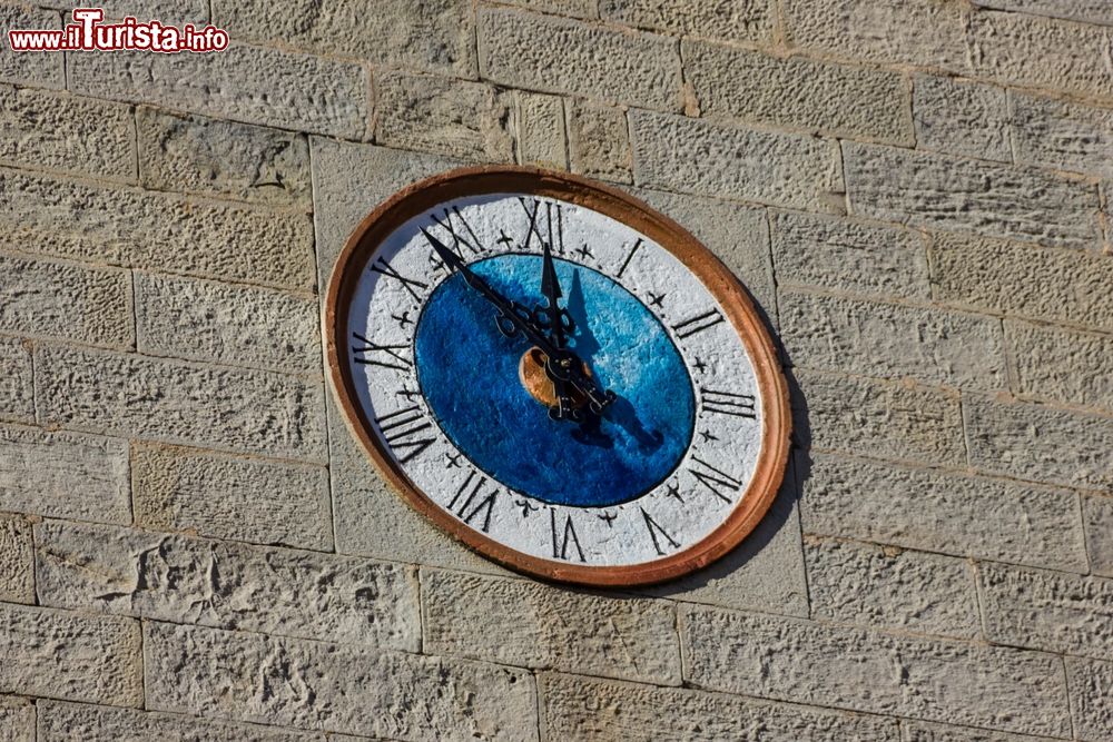 Immagine Orologio del campanile di Sestola, provincia di Modena, Emilia Romagna. Progettato da don Paolo Zona e realizzato fra il 1853 e il 1857, il campanile di Sestola venne costruito grazie all'aiuto economico delle famiglie più facoltose della città. Ad impreziosirlo vi è l'orologio con il quadrante dipinto in varie tonalità di azzurro e blu.