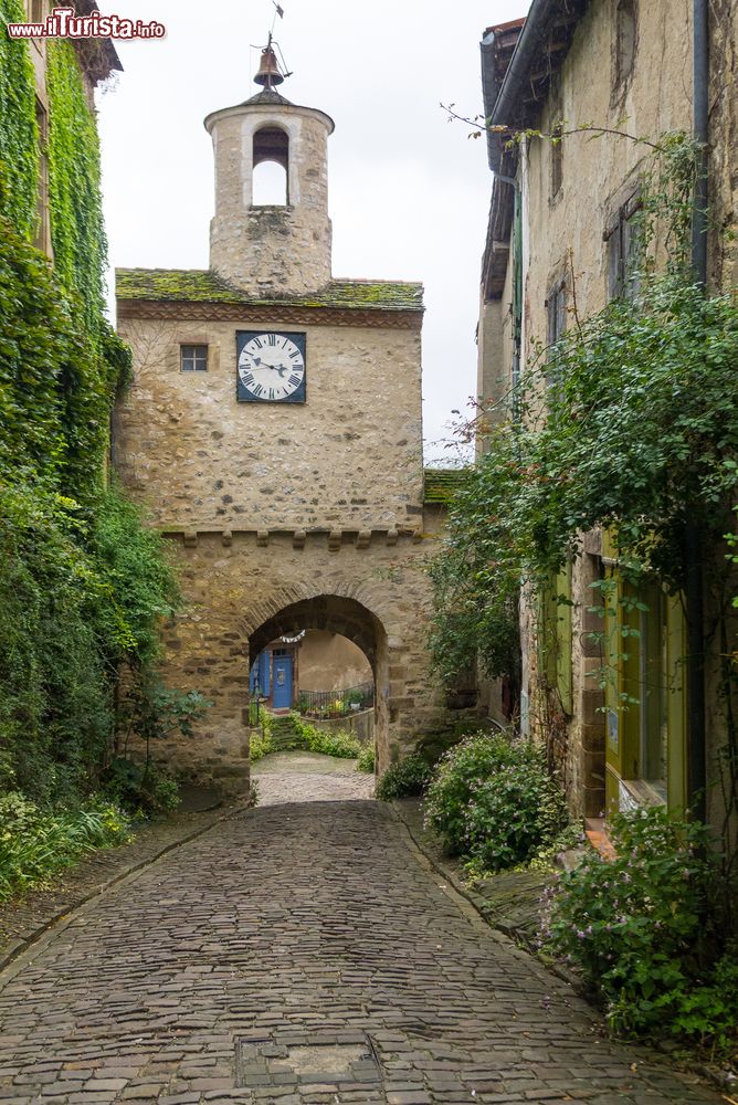 Immagine L'orologio nel borgo antico di Cordes-sur-Ciel, Francia. Questo villaggio arroccato su uno sperone di roccia è avvolto da leggende.