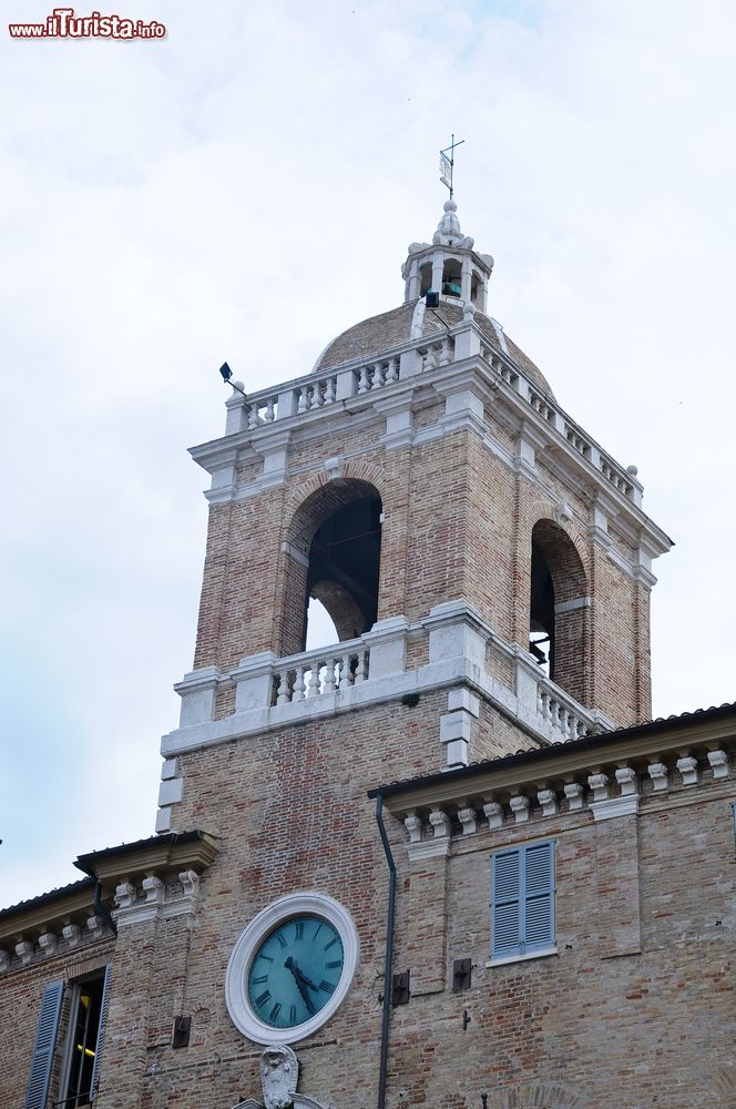Immagine Orologio nella piazza centrale di Senigallia, nelle Marche - © giovanni boscherino / Shutterstock.com