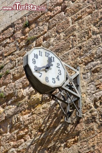 Immagine Il dettaglio dell'Orologio sulla cattedrale di Limoux - © Francisco Javier Gil / Shutterstock.com