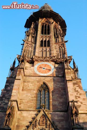 Immagine L'orologio sull'altissima torre campanaria (116 mertri) della cattedrale di Friburgo in Bresgovia (Germania) - foto © Yuriy Davats / Shutterstock.com