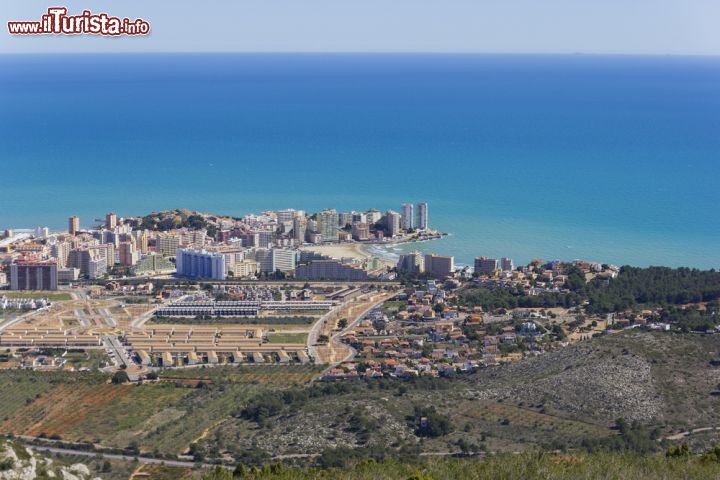 Immagine Oropesa del Mar vista dall'alto, Spagna. La città ospita ancora oggi importanti edifici come la chiesa della Virgen de la Paciencia, famosa per il suo rivestimento di piastrelle di Alcora del XVIII° secolo. Il ruolo strategico e difensivo di Oropesa del Mar è stato di grande importanza nei secoli scorsi tanto da riflettersi in monumenti di prestigio come le torri di Rey e l'antico castello